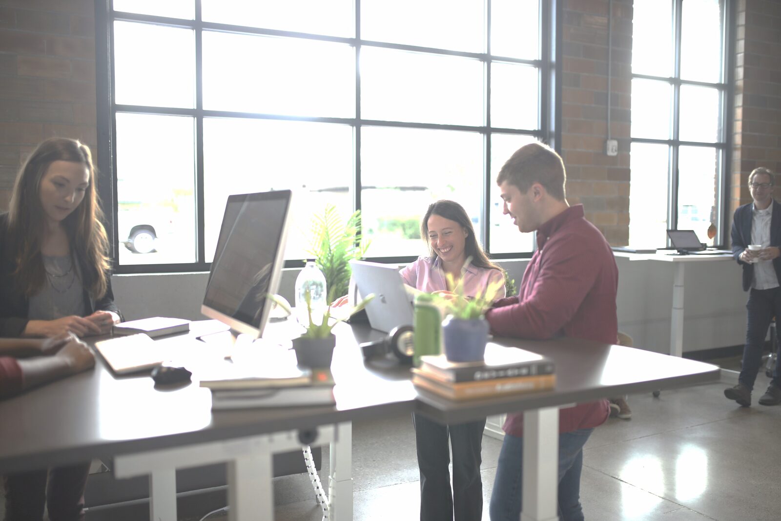 Zusammenarbeit an Stehtischen in einem Start-up-Büro